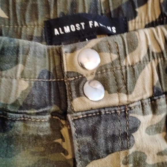 Almost Famous Camouflage Joggers size L - Picture 4 of 6